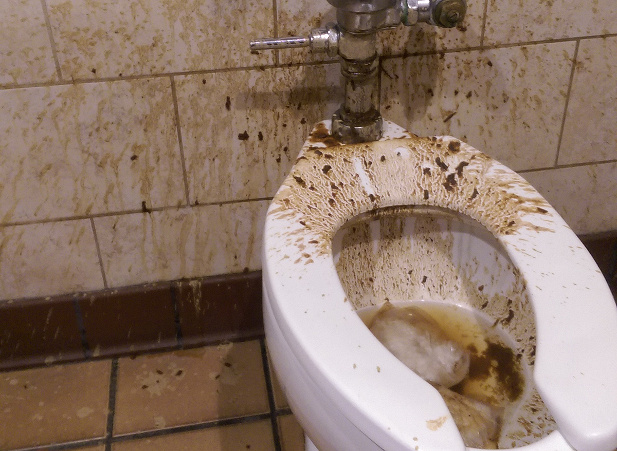 woman-thinks-she-has-poop-stains-all-over-her-it-s-not-what-it-look