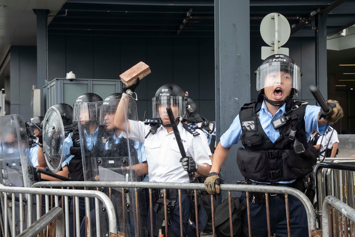 子彈瞄頭 評612警方先開槍後驅散的新策略