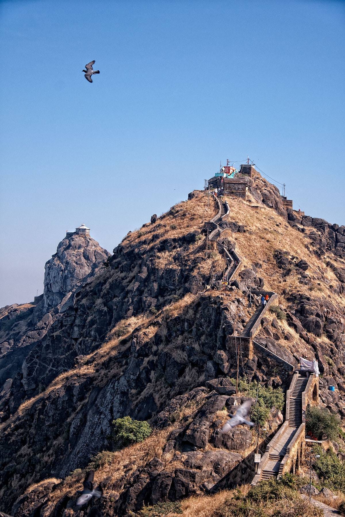 Girnar là một người leo qua ba ngọn đồi - leo thứ ba và khó khăn nhất là đến một ngôi đền của Dattatreya