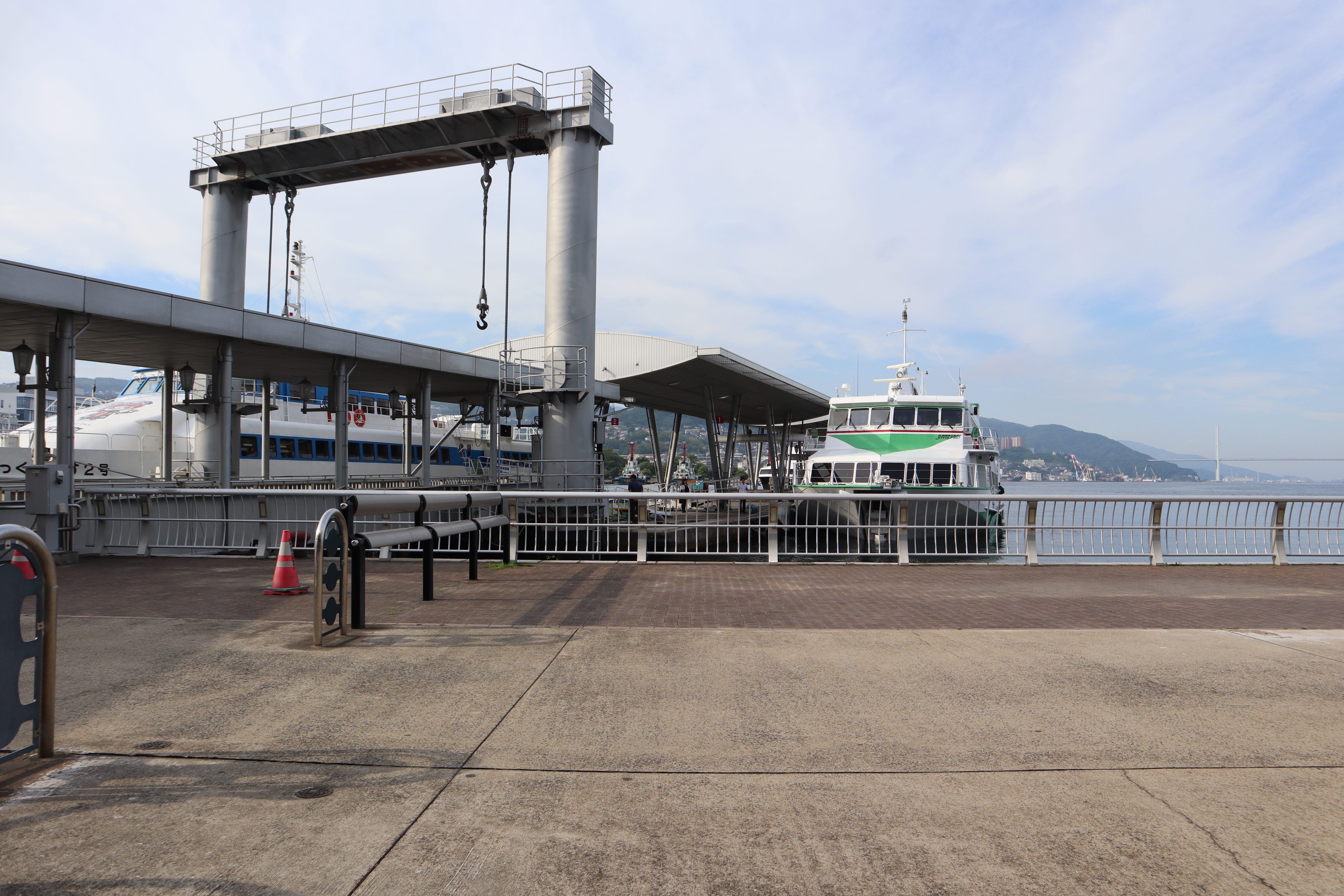 ตู้ขายตั๋ว (ภาพซ้าย) ก็จะเห็นชื่อว่า “Gunkanjima Cruise” และที่ขายตั๋วนั้นก็จะอยู่ตรงข้ามท่าเรือหน้าตาเหมือนภาพด้านขวาครับ