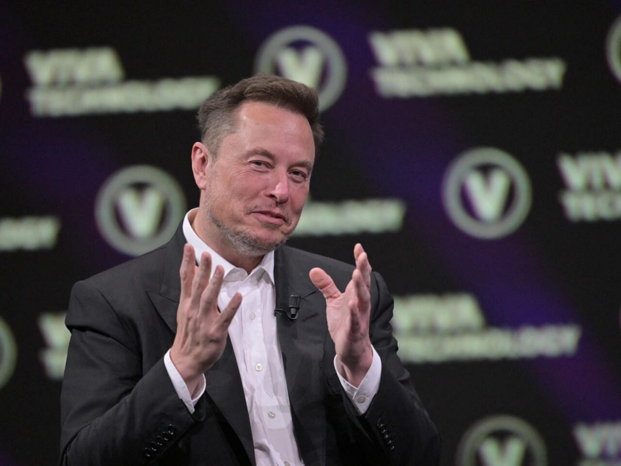 Elon Musk Just Told JP Morgan’s Ultra-Wealthy Investors: The AI Econom