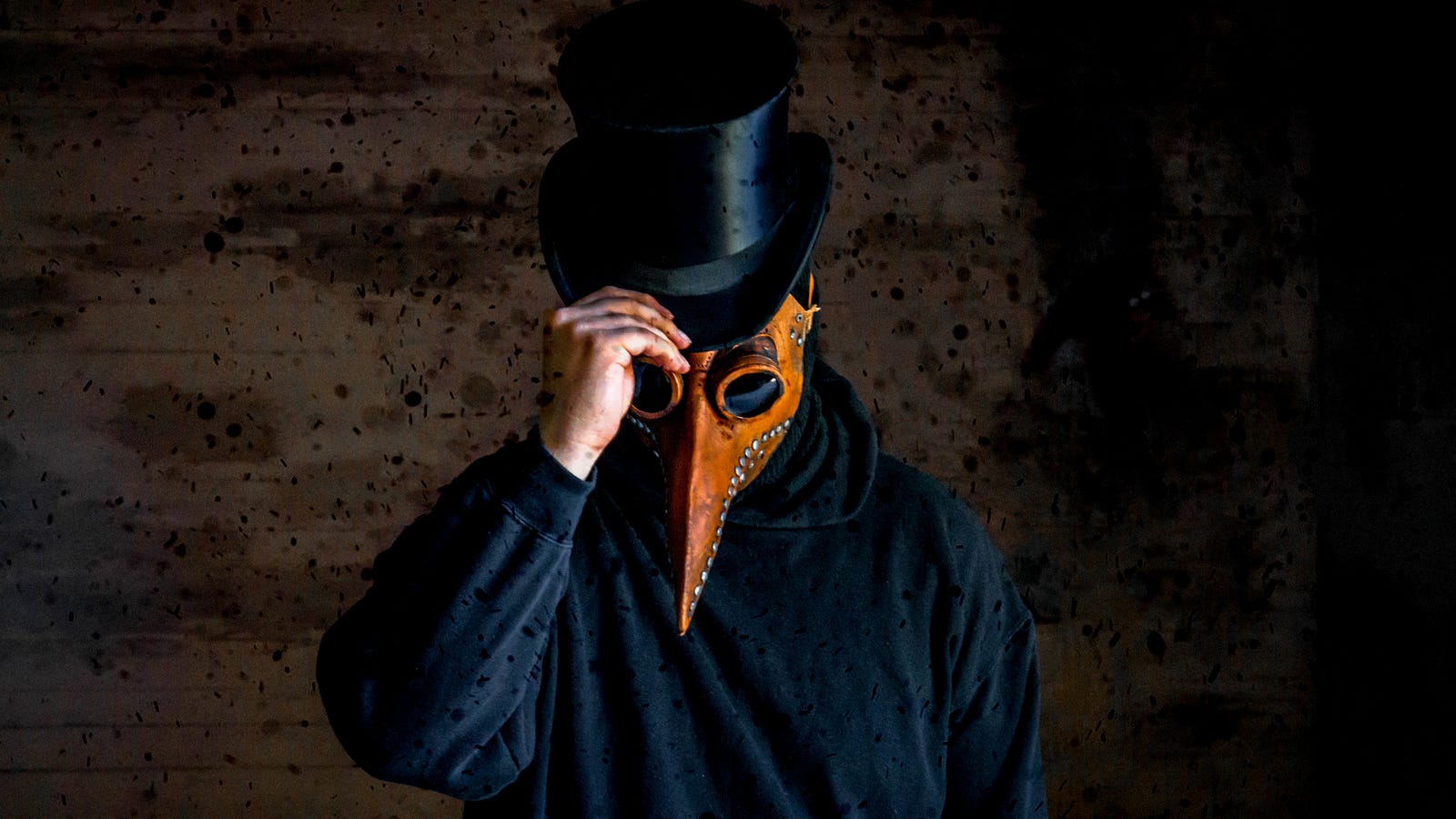 A man with a black robe, top hat, and bird beak resembles doctors from the time of the Black Death (plague). Four medieval thieves reportedly robbed the homes of those suffering from illness and those who had died from the 17th-century plague, the Black Death. The story goes that on moonless nights in Marseilles, France, the thieves would anoint their bodies in vinegar infused with “protective” herbs now known to have antiviral and antibacterial properties.