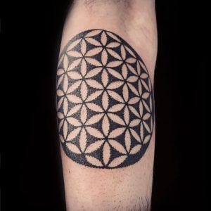 Tatouage Rond et Fleurs de Vie Noir by Guy Waisman (IG—guywaisman) - Mytatouage -