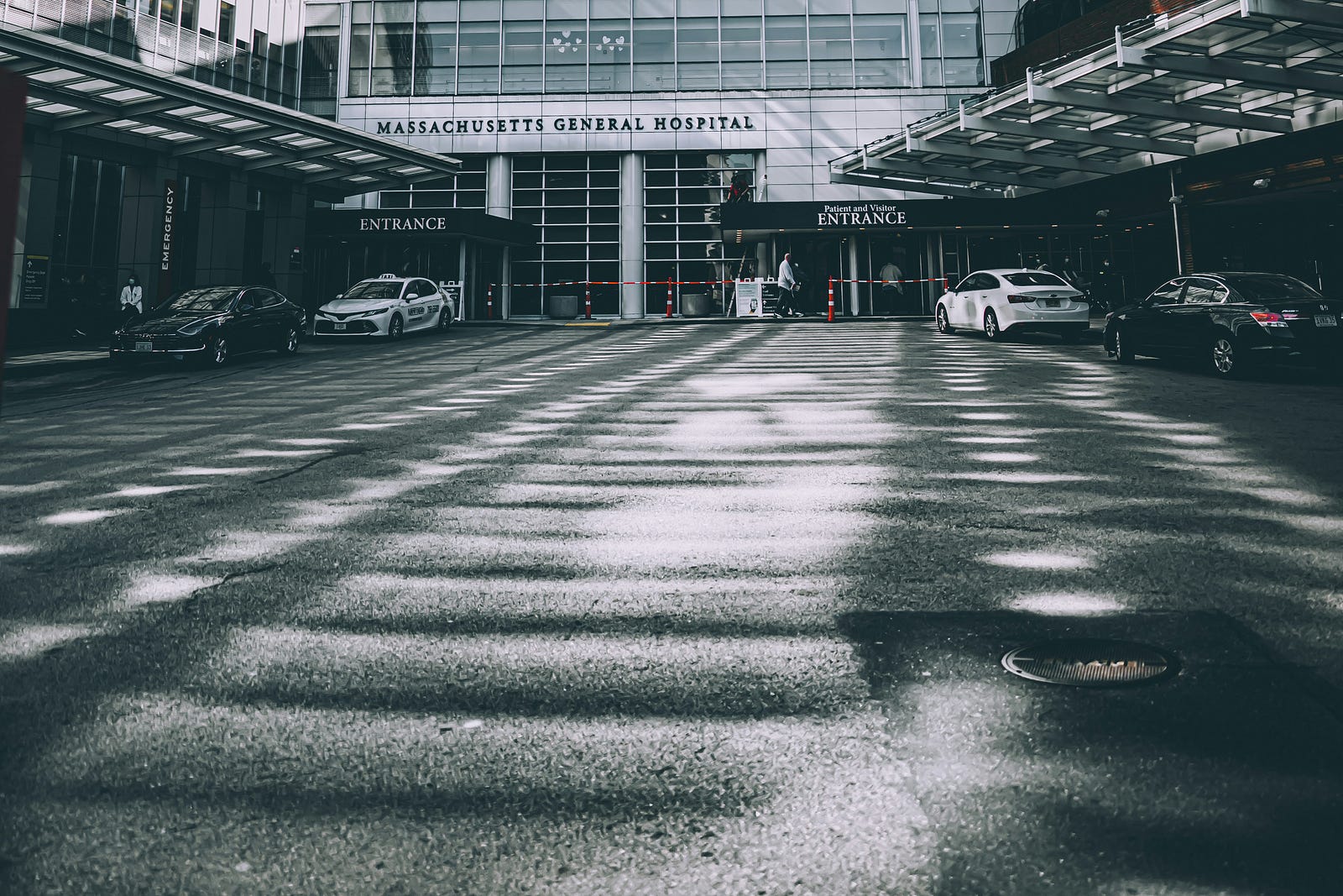 Outside view of an entrance to Massachusetts General Hospital (Boston, USA).