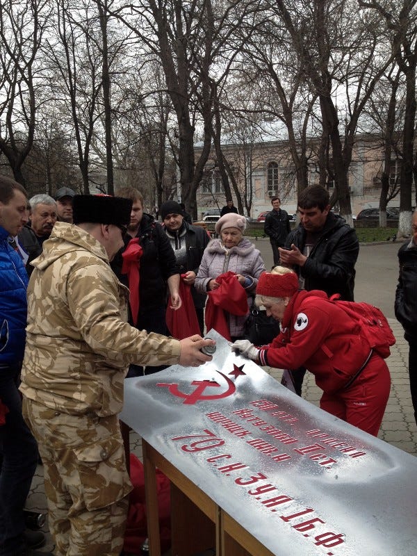 Spray painting Soviet flags in Crimea (Noah Sneider)