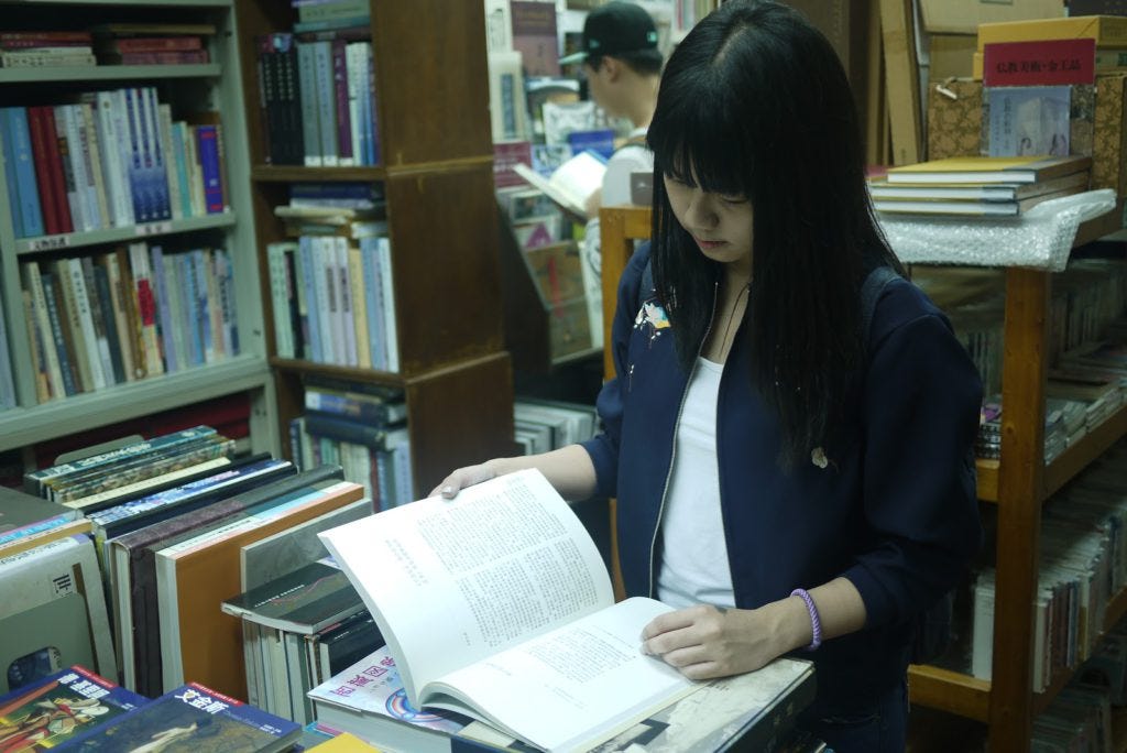 汗牛書店內客人認真挑選書籍。 攝影/周玉陵
