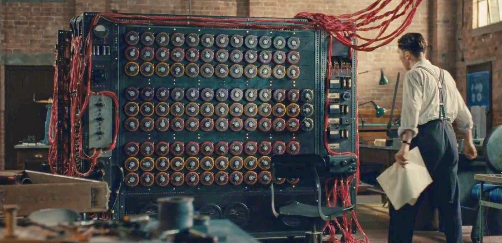 Dator och Benedict Cumberbatch som Alan Turing i filmen The Imitation Game