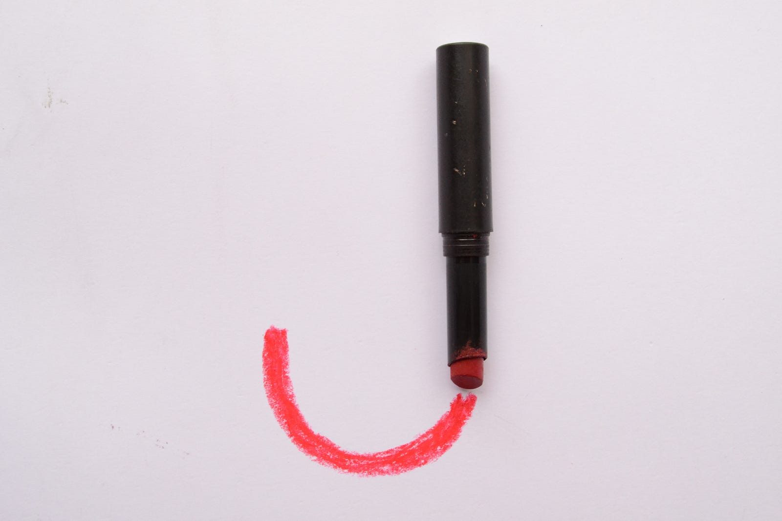 A marker forms the vertical portion of a “J.” A red curl of ink forms the lower portion of the letter. You may have heard that alcohol consumption has a J-shaped correlation with cardiovascular health.