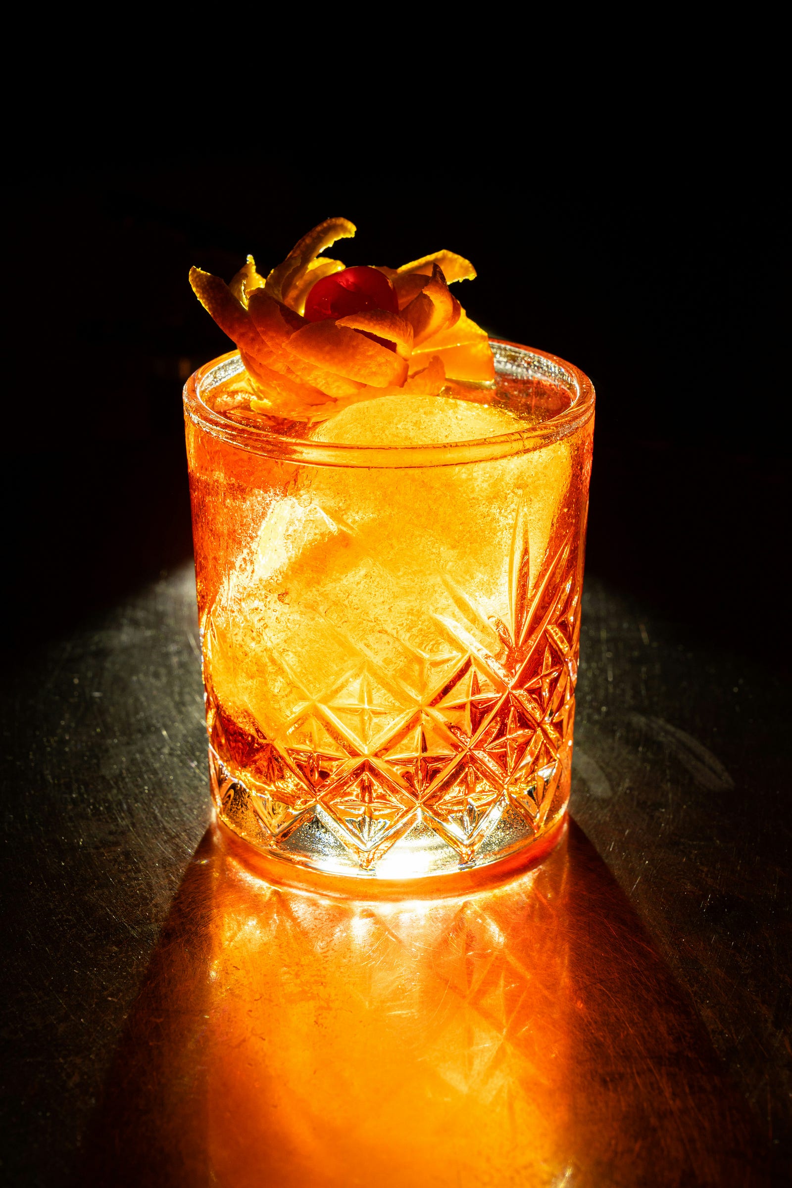 A glass of alcohol, a beverage that can increase dementia risk.