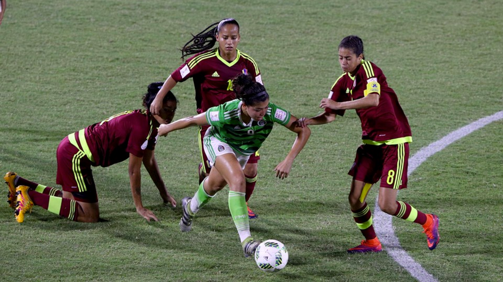 Kiana Palacios la habilidosa jugadora mexicana saliendo de 3 defensoras venezolanas.