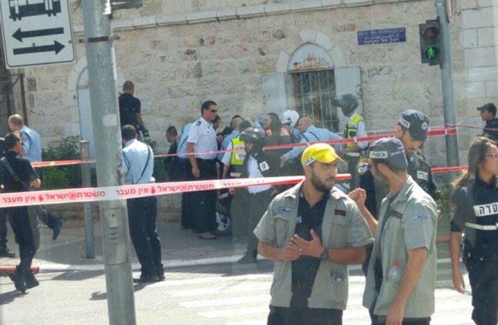 إصابة جندي إسرائيلي في عملية طعن بالقدس وفرار المنفذ