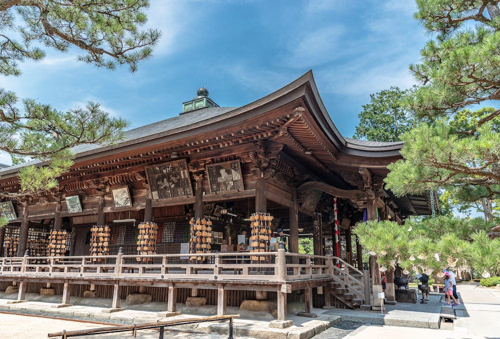 The site of the Chionji temple complex is just a minute walk from the hotel I stayed at.