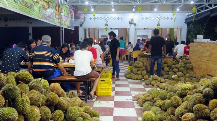 Si Bolang Durian, Tempat Nongkrong Sambil Makan Durian Sepuasnya di Iskandar Muda Medan