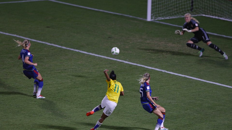 La delantera Geyse de Brasil rematando a portería.