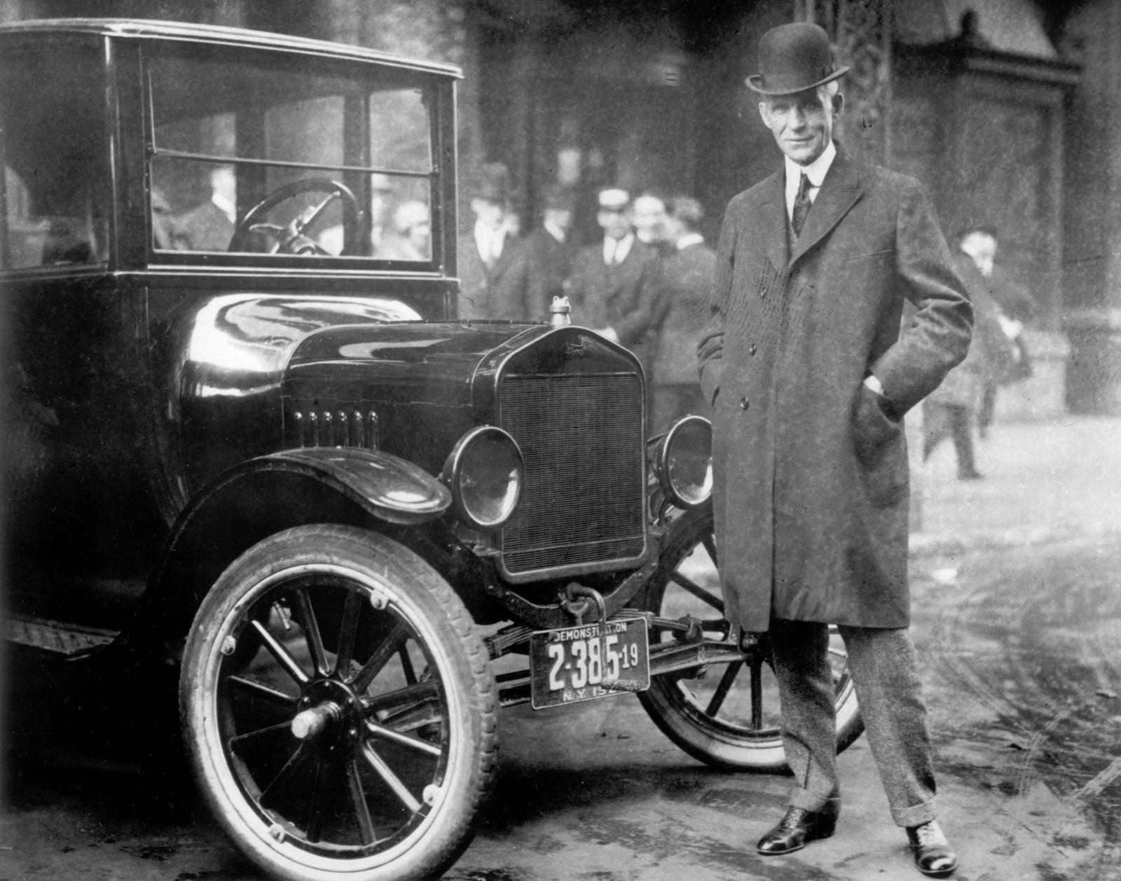 Henry Ford next to a 1921 Model-T