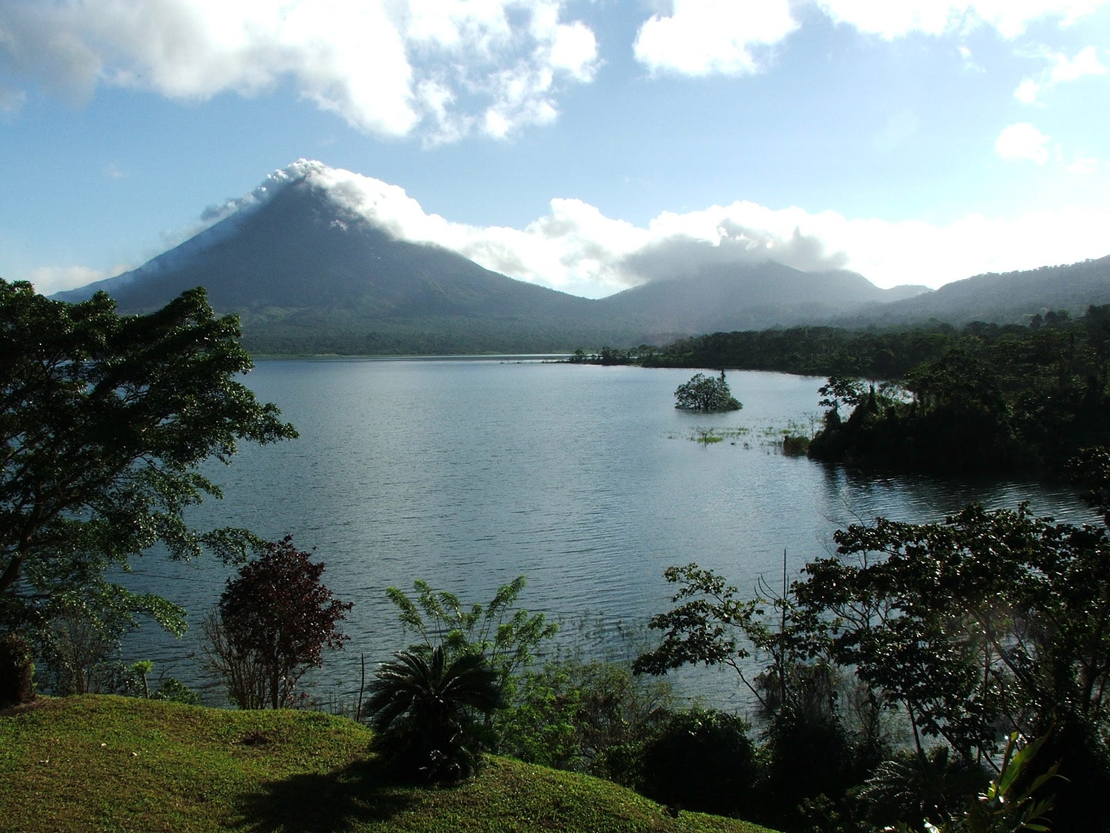 Facts about The Lake Arenal. – Journey´s Costa Rica – Medium