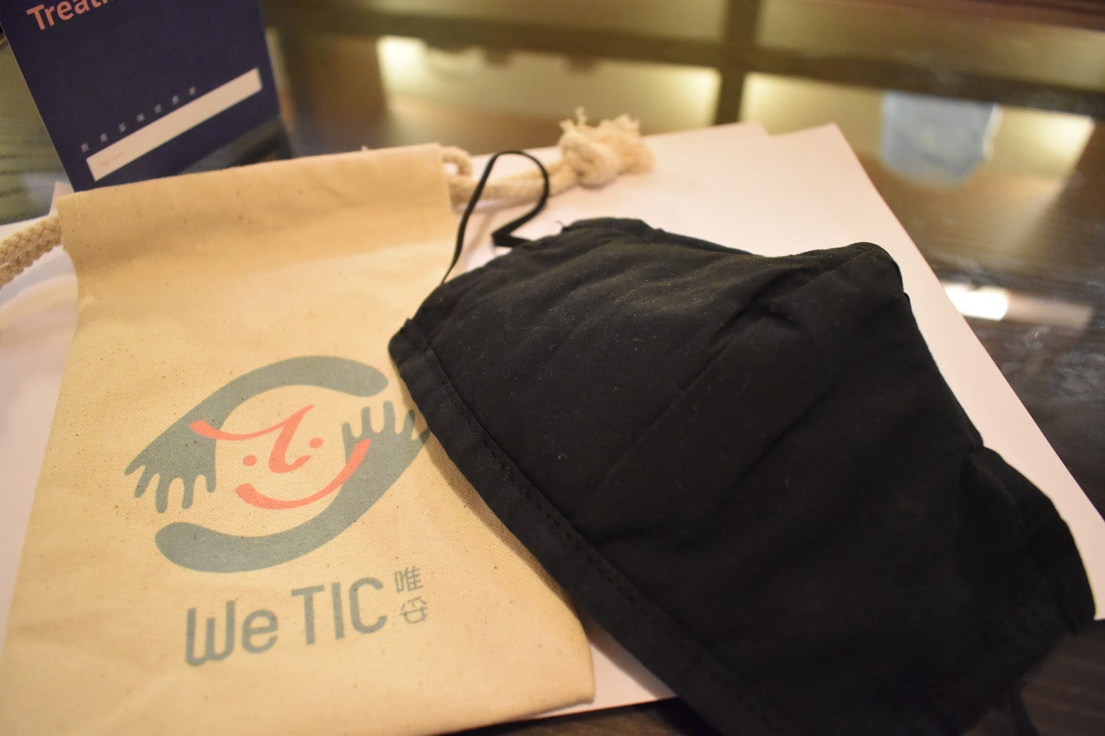 減音口罩與用來裝放的印有唯妥公司logo的袋子。