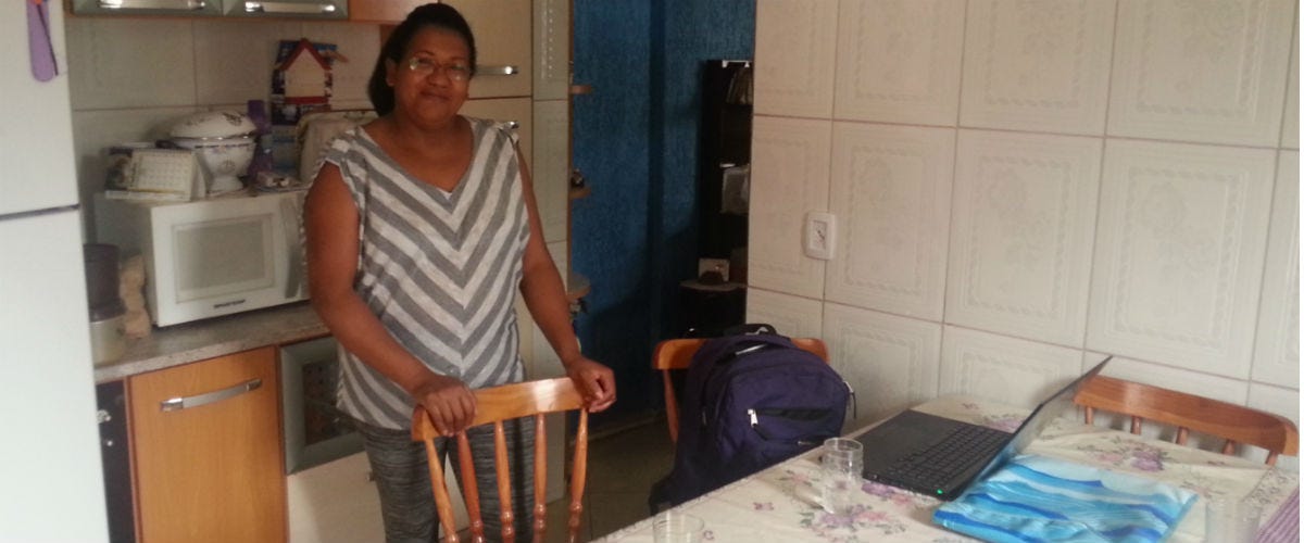 Senhora que recebeu a equipe de pesquisa em casa.