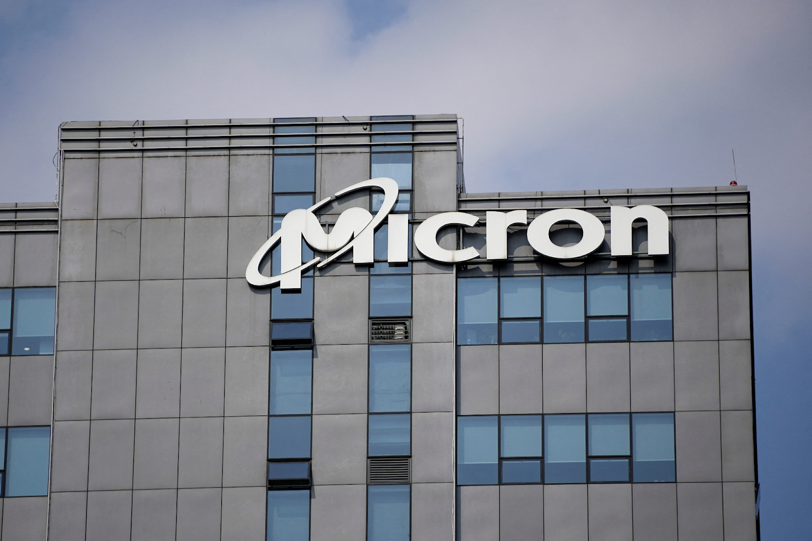 MICRON AND AI INVESTORS