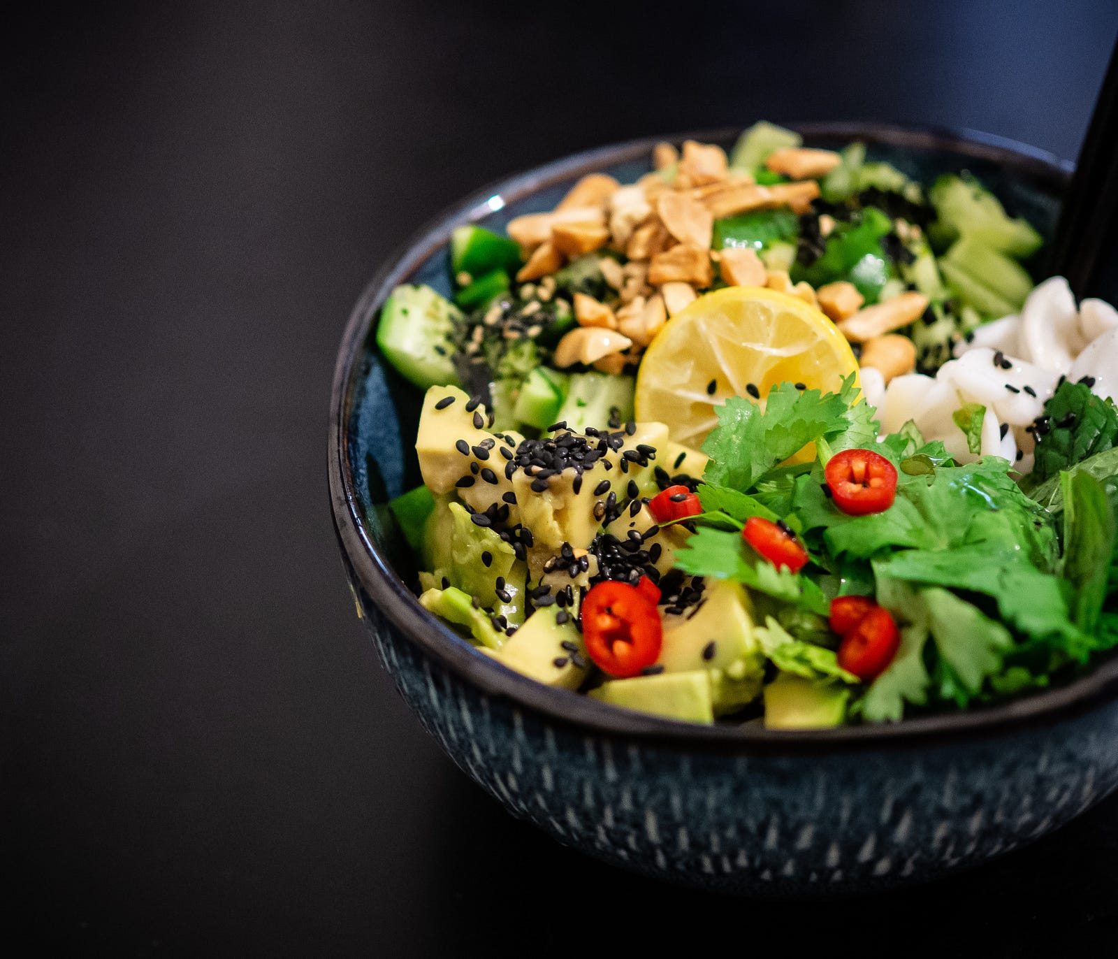 A dark blue bowl with salad. Studies published in the late 1940s reported associations between high-fat diets and elevated cholesterol levels. The logic became this: Drop your dietary fat, and your heart disease risk would fall.