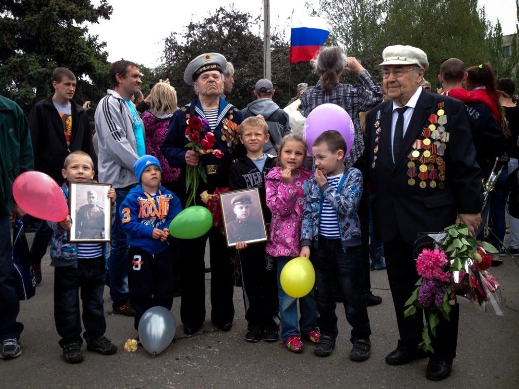 World War II veterans pass their tales to the children of Slovyansk during Victory Day celebrations (Noah Sneider)