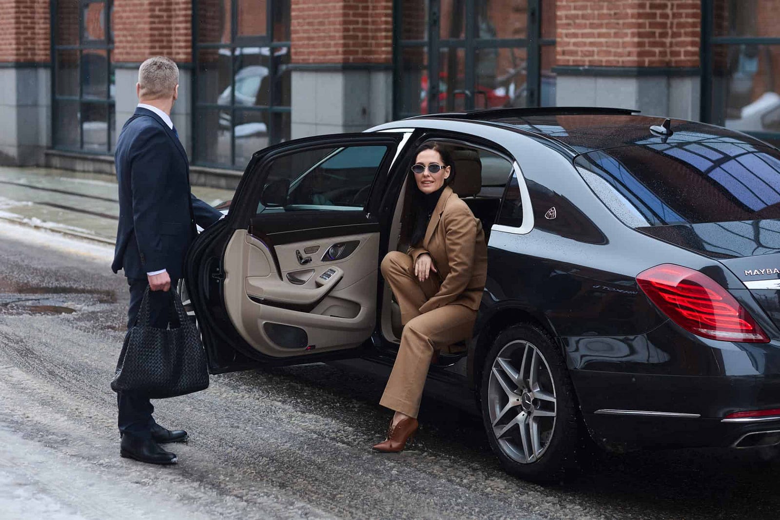 tress-Free Travel: Platinum Airport Transfer for All Your Transportati