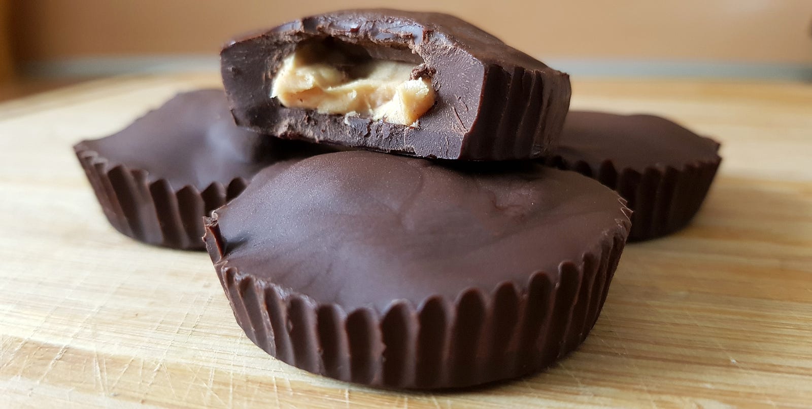 A picture of low-FODMAP dark chocolate peanut butter cups. 