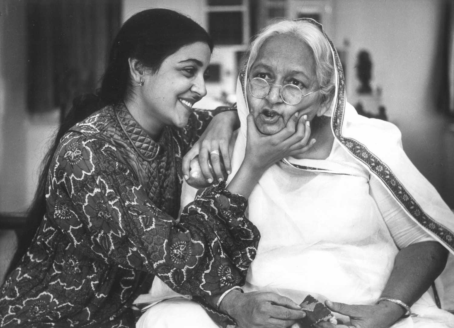 Flashback Friday- Leela Mishra and Deepti Naval in Chashme Buddoor.