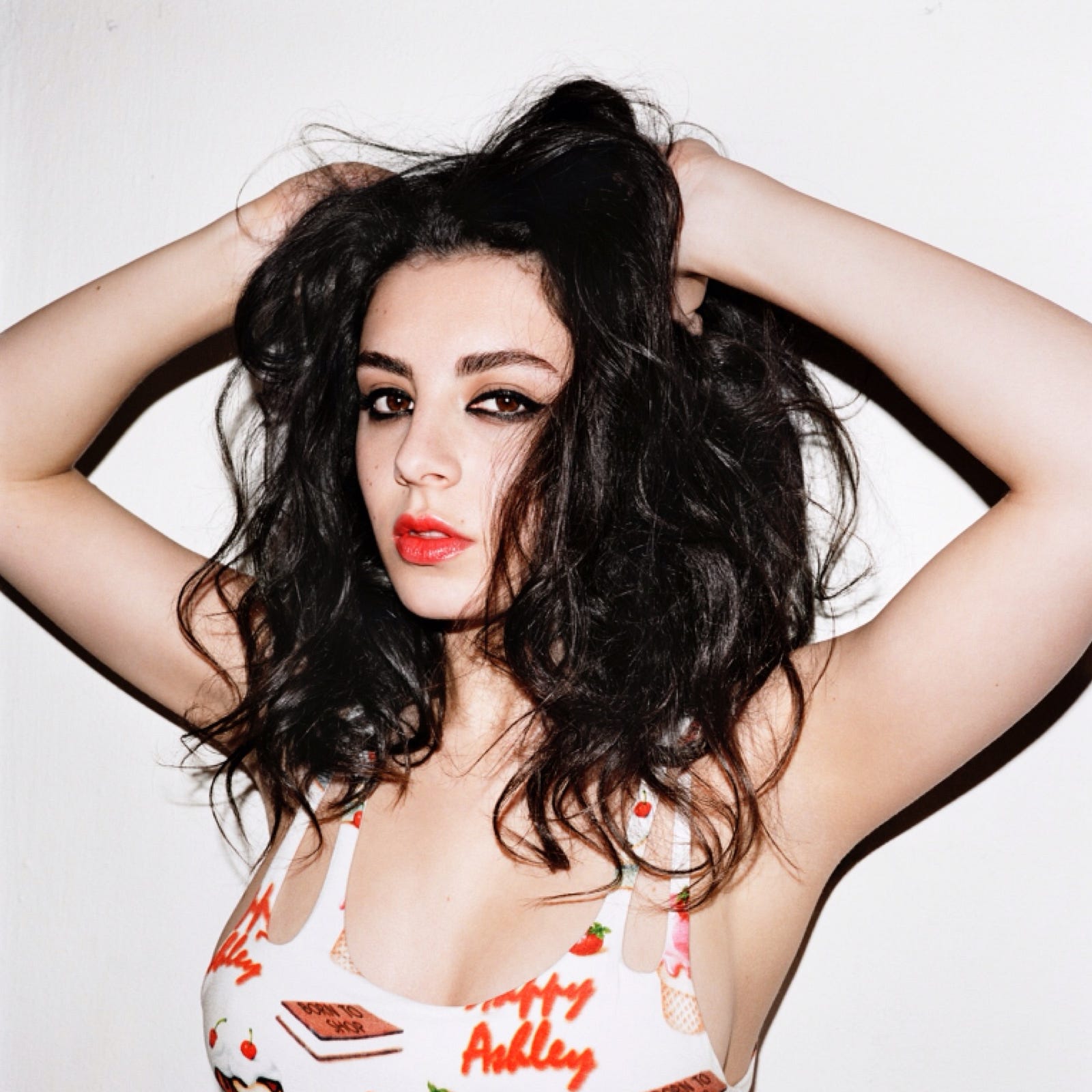Charli XCX zerou sua lista de contatos no videoclipe de “Boys”