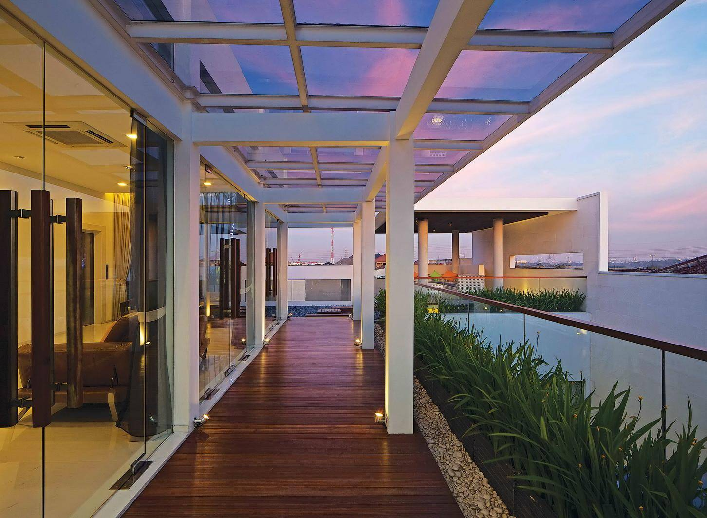 12 Desain Balkon Keren untuk Rumah Mewah Anda  Arsitag 