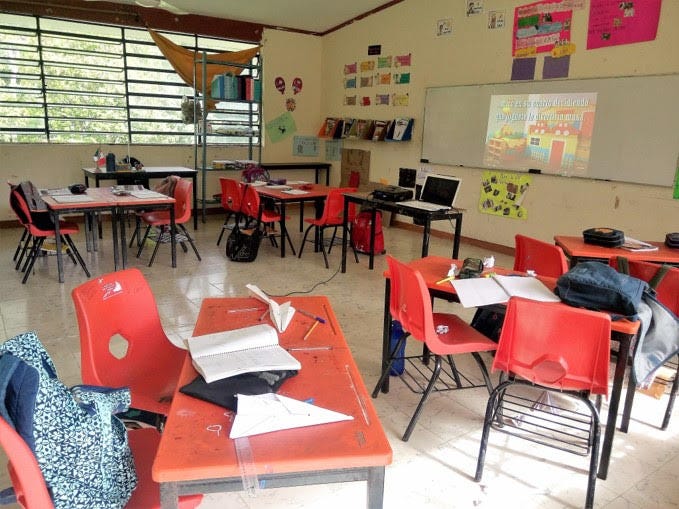 Héctor's empty classroom.