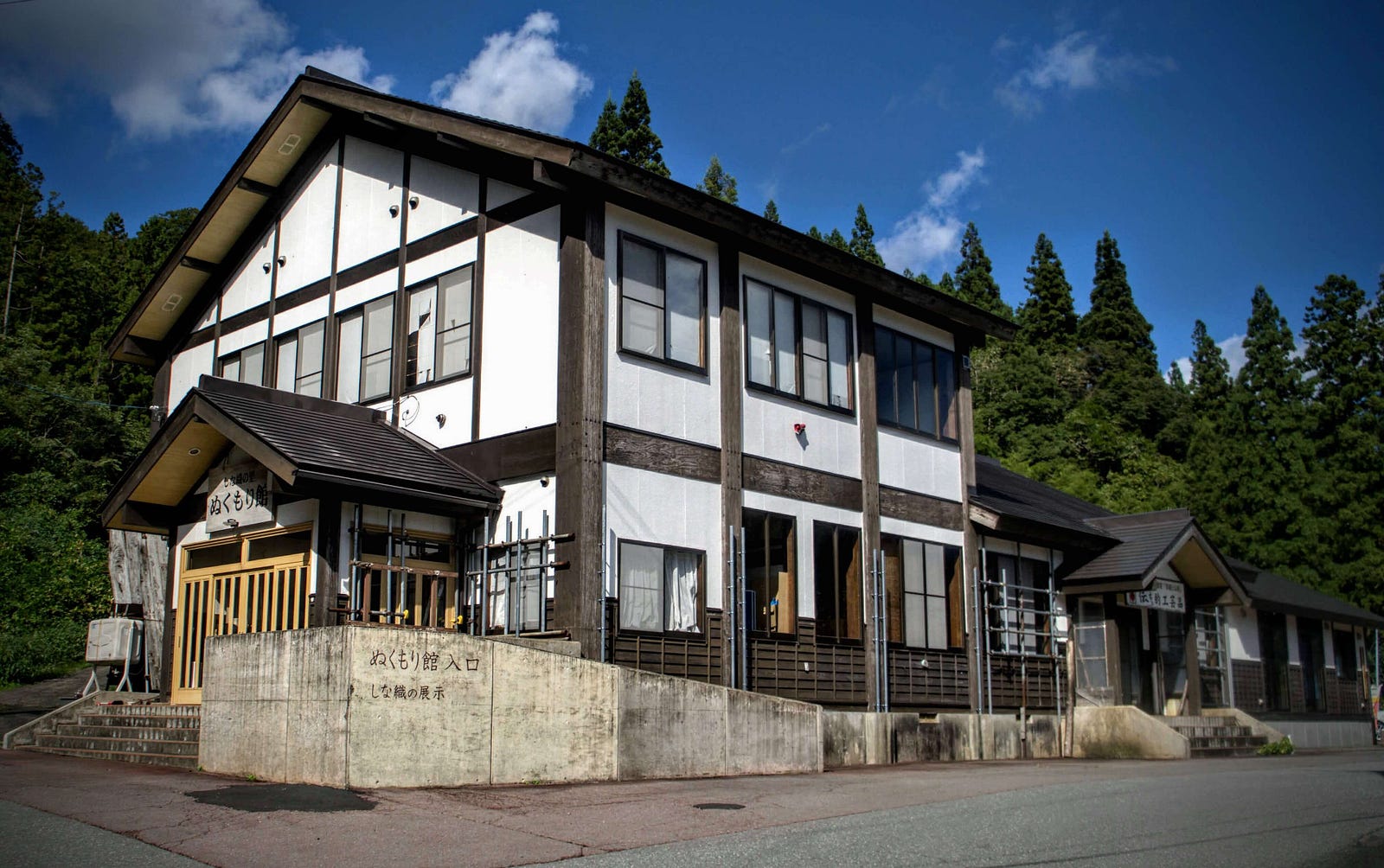 The Nukumorikan in Sekigawa, a huge two storey wooden building made with traditional Japanese carpentry with characteristic white Shikkui plaster walls. Here you can try your hand at Shinaori weaving.