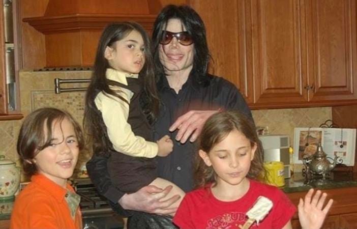 Michael Jackson, Paris Jackson, Prince Jackson, and Bigi Jackson in the kitchen.