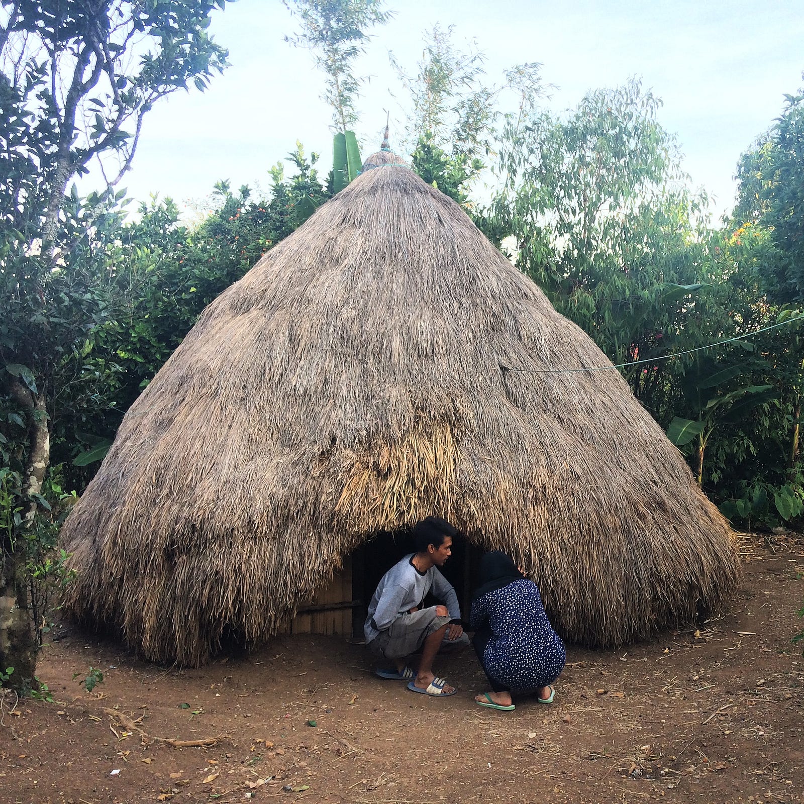 Mollo Rumah Bulat Gunung Sakral Hingga Pahlawan Perempuan Penolak Penulis Dan Anak Mollo Y Senda Sedang Melihat Rumah Bulat Calon Tempat Menginap Malam Itu