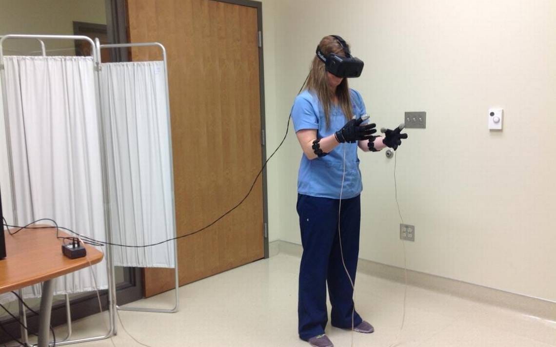 Nursing students are learning medical techniques with VR