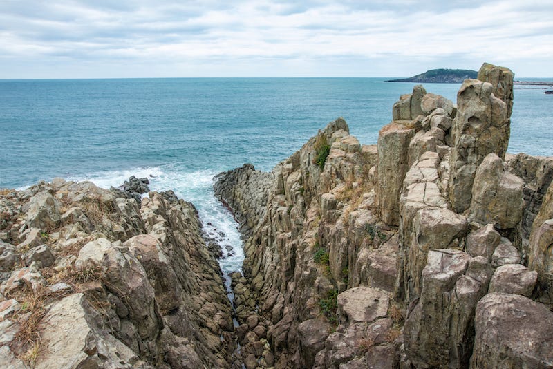 The hexagonal and pentagonal precipices of Fukui Prefecture’s Tojinbo