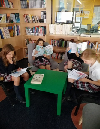 Estudiantes leyendo.