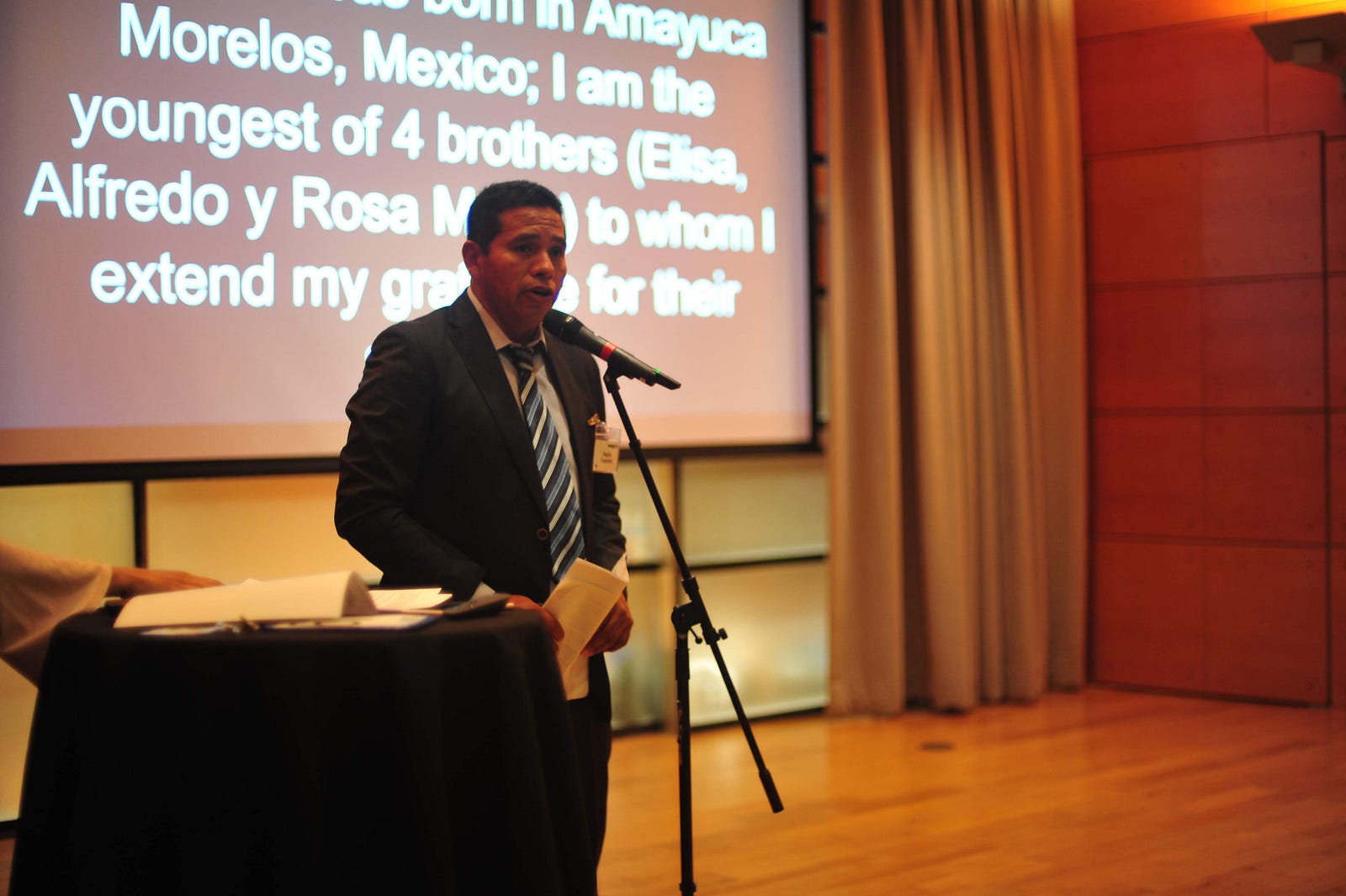 Prof. Pedro Fuentes dando un gran discurso en la 2da Gala de omegaUp.