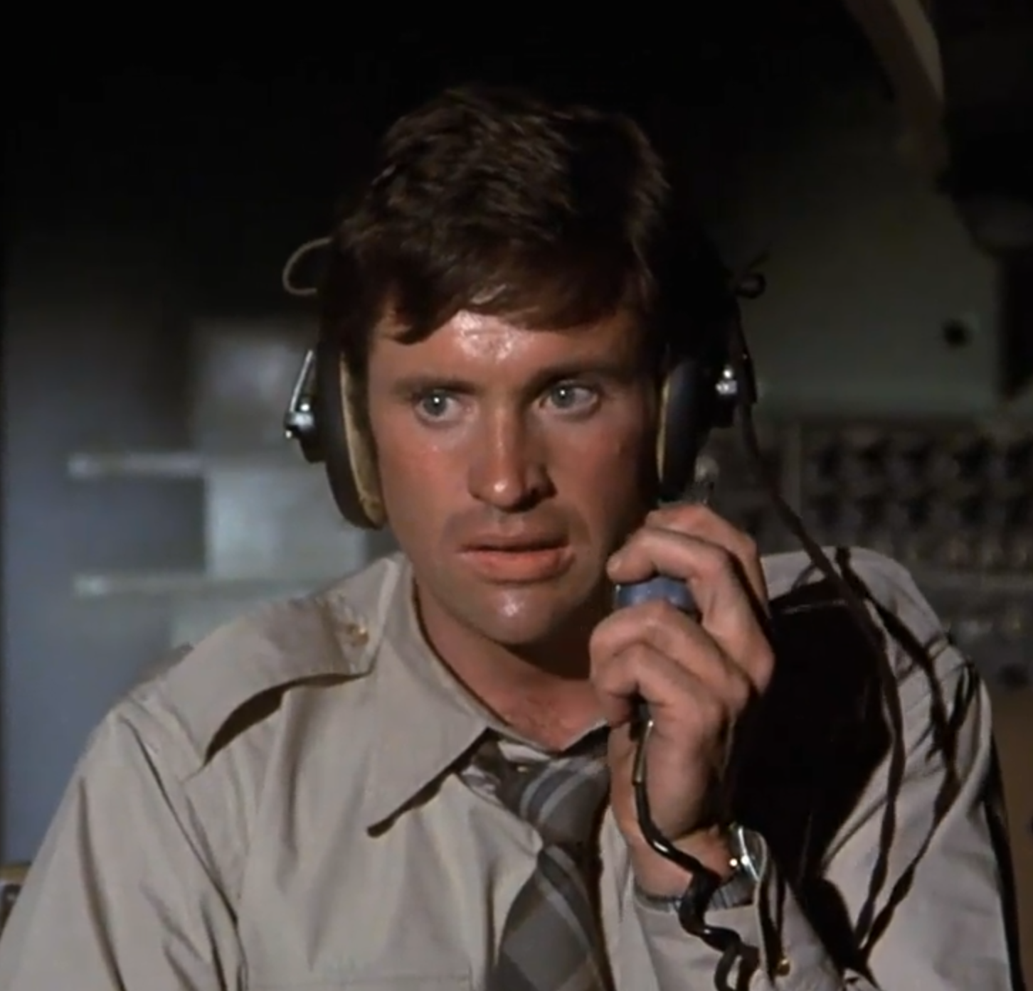 Robert Hays trying to figure out why this is tied for the third worst joke in the movie