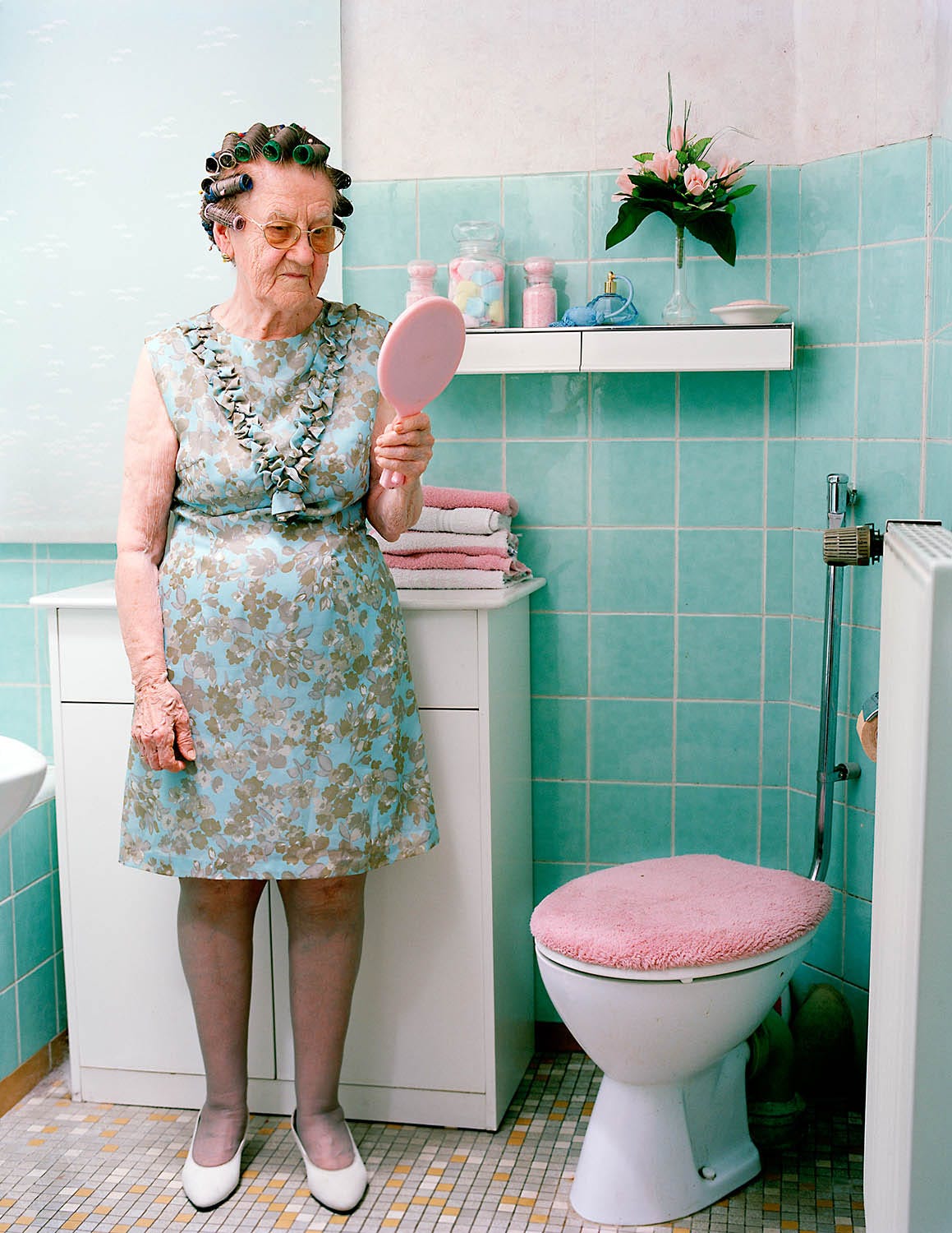 Женщина моет в ванне старуху
