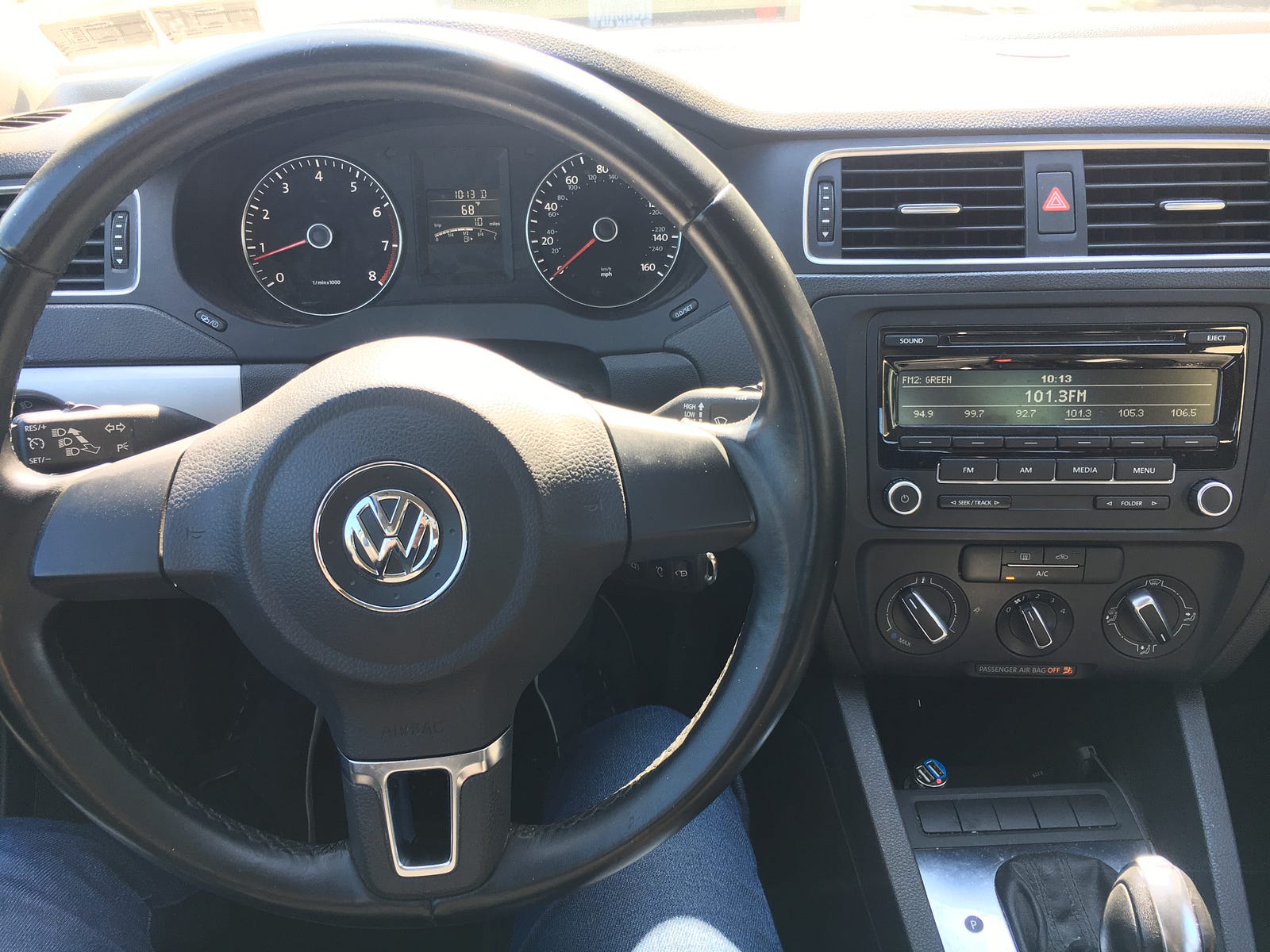 Review 2017 Volkswagen Jetta 2 5 Se Calvin Ling Medium A Refreshingly Plain Interior Everything Just Works