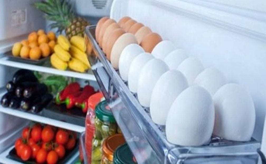 Por qué no hay que guardar los huevos en la puerta de la heladera