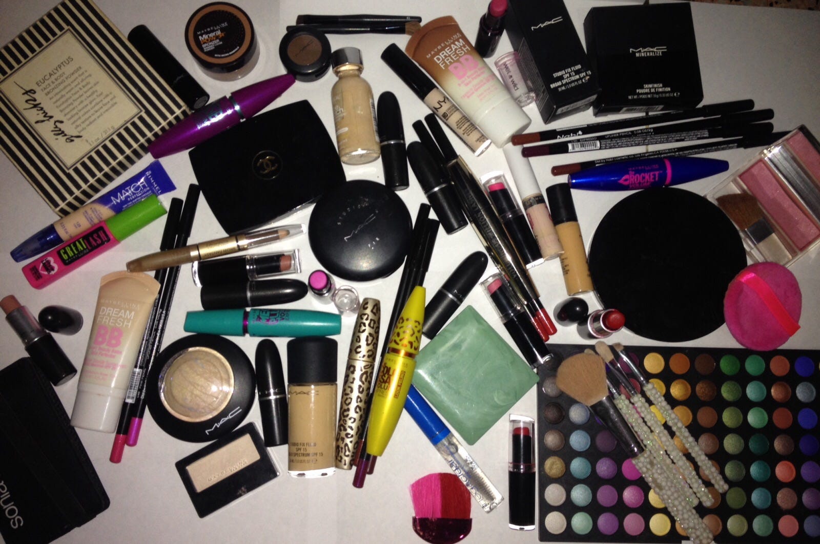 Top 10 Productos básicos del maquillaje Trendy Corner Medium Top 10 Productos básicos del maquillaje Trendy Corner Medium