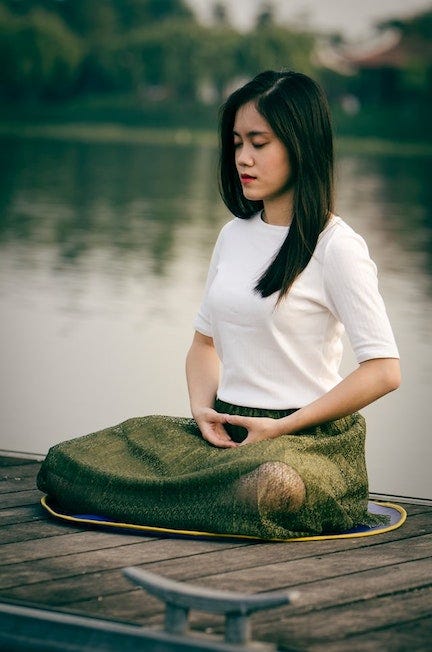 Una mujer meditando.