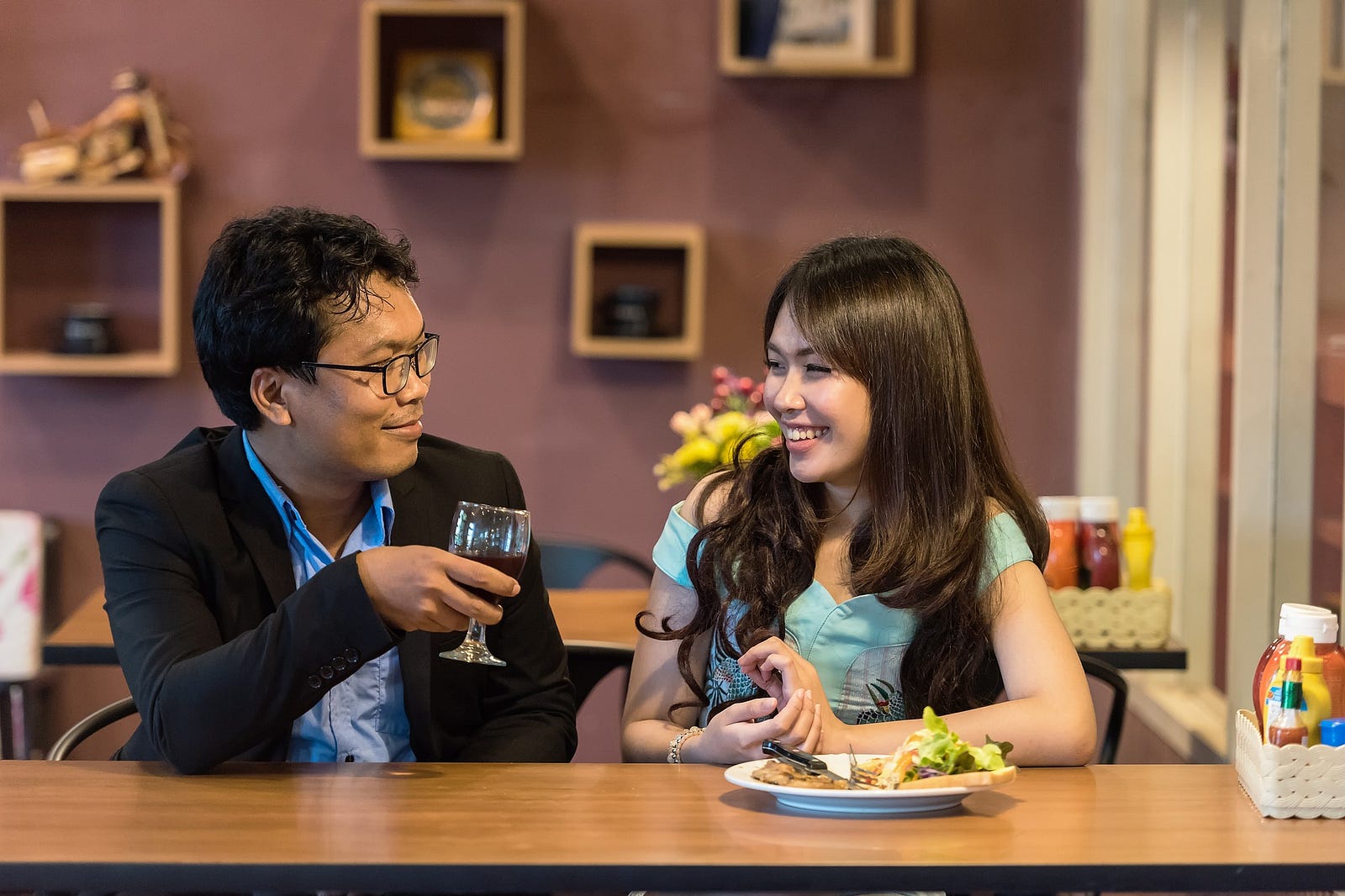 Hong Kong dating website Ezra Fitz en aria dating in het echte leven