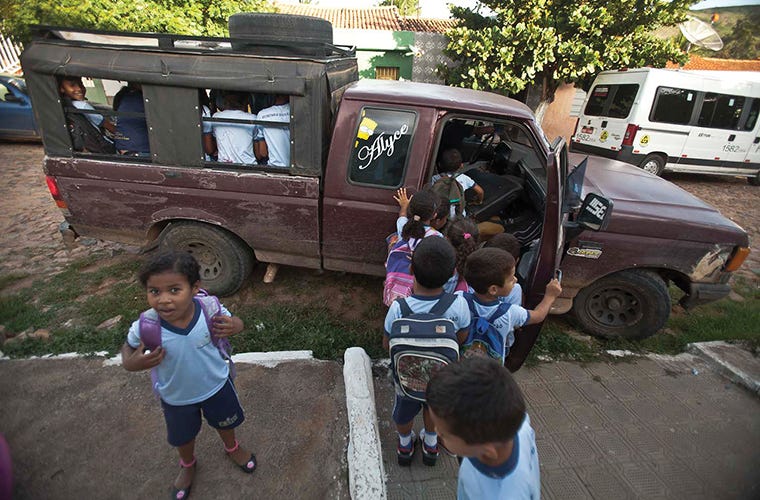 Resultado de imagem para fotos do Transporte precário coloca em risco vida de alunos do município de Barro