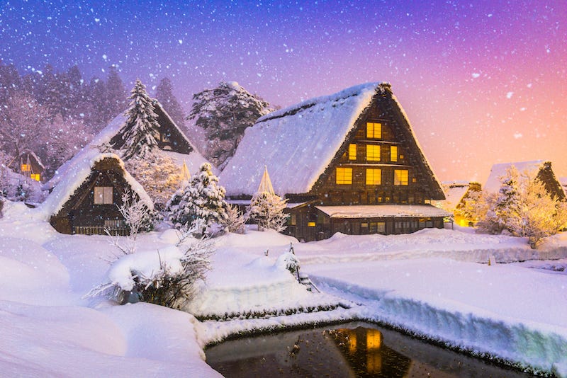 Snow falls on Gassho-zukuri houses at Japan’s vilalge of Shirakawago