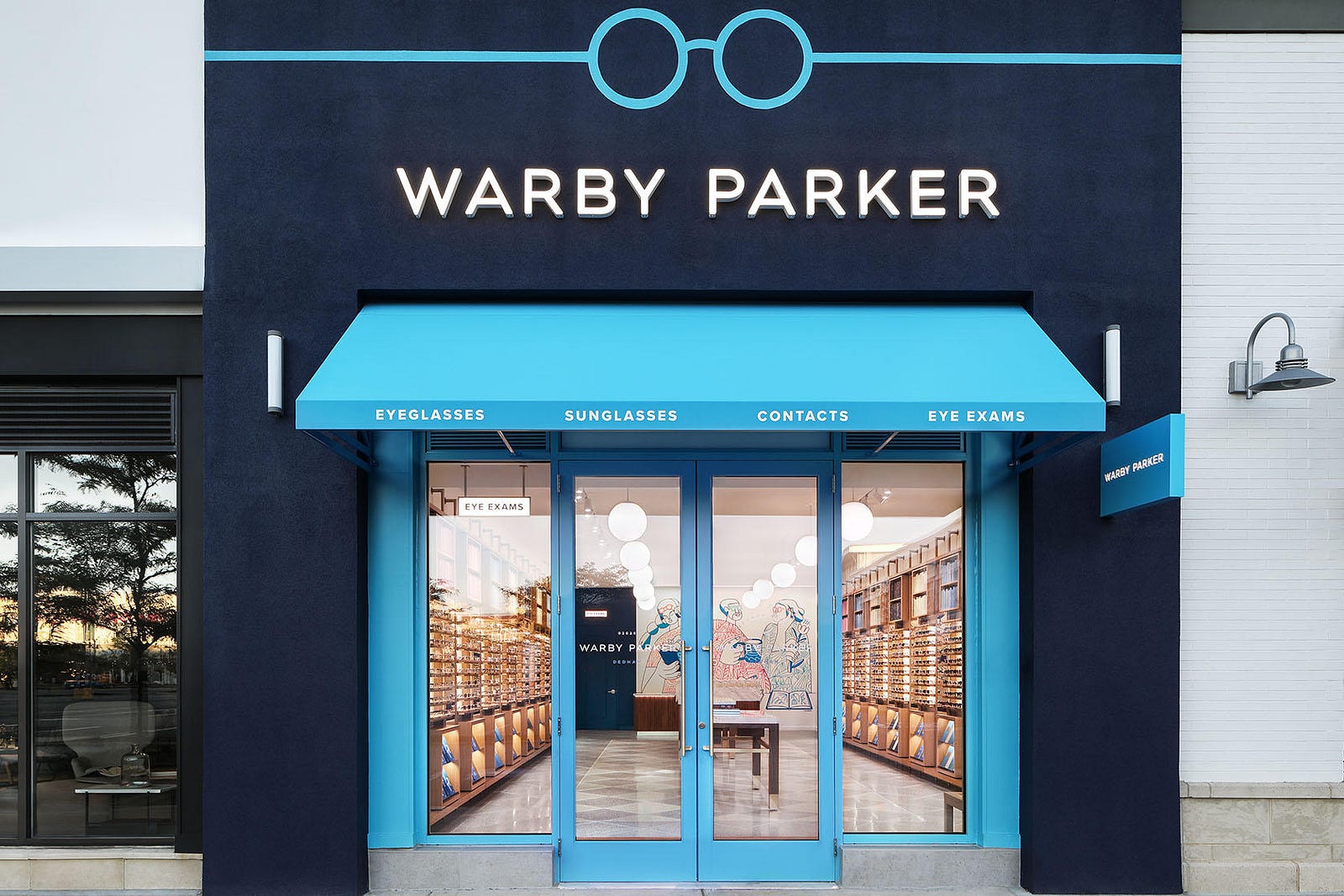 美國眼鏡品牌 Warby Parker 如何顛覆傳統眼鏡市場的壟斷現狀,用創新的「Home Try-On」線上試戴模式、科技應用補足線上購物體驗、運用公關創造品牌故事,到其清晰的品牌使命、幽默聰明的品牌個性。透過一系列圍繞顧客體驗的創新,成功打造出時尚、平價的小眾品牌,實現年營收數億美金的亮眼成績。