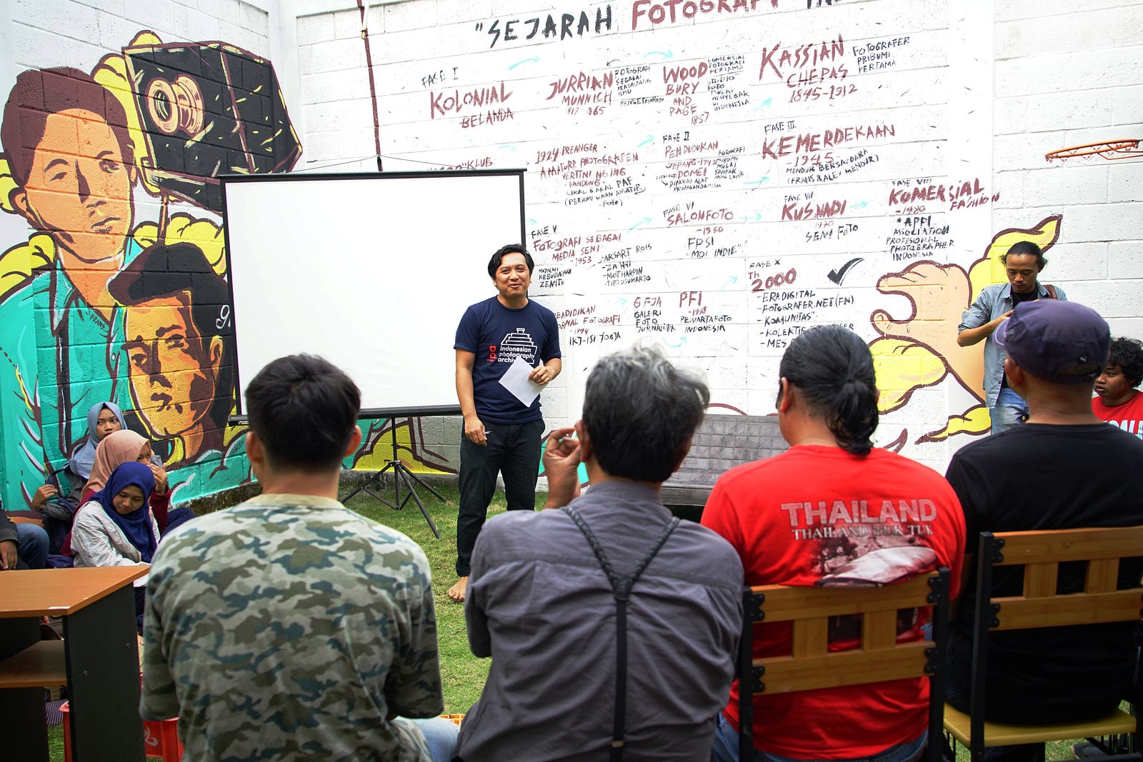 Perjalanan Fotografi Indonesia Dalam Mural Moselo