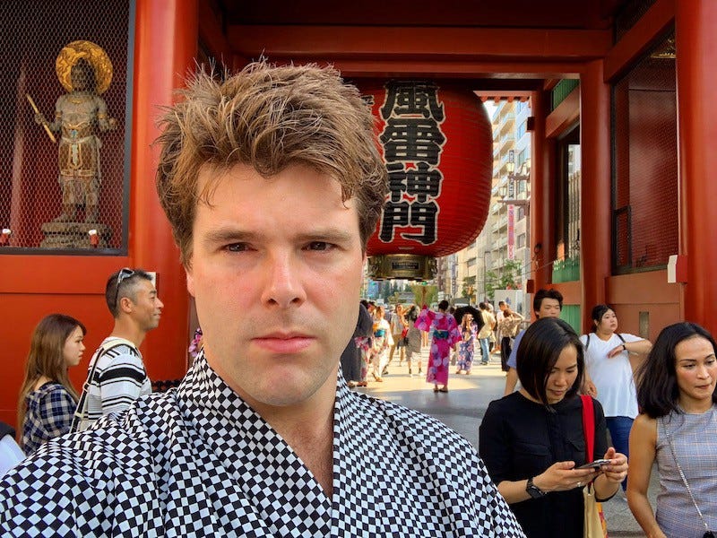 Donny Kimball wears a yukata in front of Senso-ji’s Kaminarimon in Tokyo’s Asakusa area